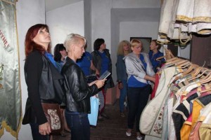 Moterys kartu aplankė Dotnuvos vienuolyne sukauptą arnotų kolekciją. 