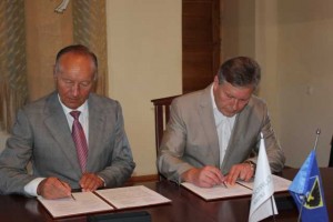 Paramos susitarimą pasirašė rajono meras Saulius grinkevičius (dešinėje) ir AB „Lifosa“ generalinis direktorius Jonas Dastikas.