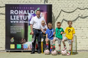 Nuotraukoje – olimpinis čempionas Arminas Narbekovas su būsimaisiais futbolo žaidėjais ir žaidėjomis (autorius – V. Knyzelis/LFF.lt)
