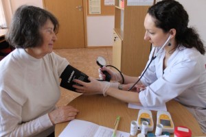Kėdainių PSPC sveikatos mokymo organozatorė Danutė Šilkaitienė matuoja arterinį kraujo spaudimą.