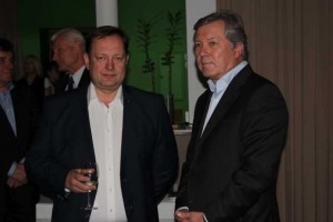 Rajono meras Saulius Grinkevičius (dešinėje) ir administracijos direktorius Ovidijus Kačiulis savivaldybės darbuotojams linki savitarpio supratimo ir gerų darbų.