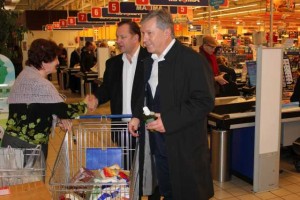 Meras S. Grinkevičius ir administracijos direktorius O. Kačiulis kaskart prisijungia prie „Maisto banko“ akcijos. 