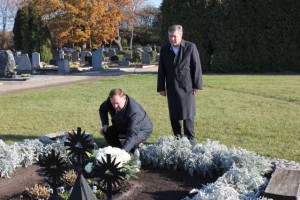 Vėlinių išvakarėse rajono meras S. Grinkevičius ir savivaldybės administracijos direktorius O. Kačiulis aplankė nusipelniusių kraštiečių kapus.