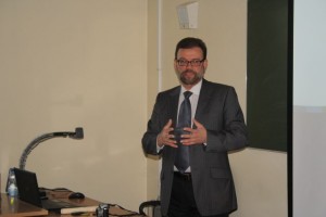 Susirinkusiems Šviesiosios gimnazijos pirmokams pirmąją paskaitą skaitė ASU Filosofijos, psichologijos, profesinės edukologijos katedros lektorius Albinas Pugevičius. 