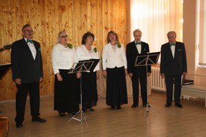 Seneliams koncertą dovanojo pagyvenusių žmonių ansamblis „Papartis“. 