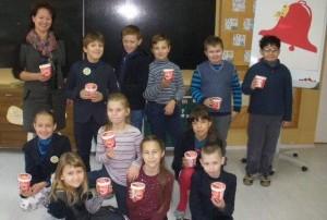 Kėdainių mokyklos-darželio "Puriena" 3 klasės mokiniai su mokytoja valgė košę