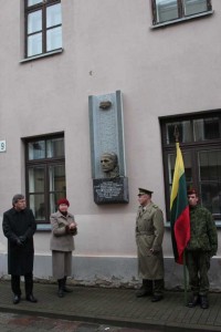 Paminklinę lentą atidengė rajono meras S. Grinkevičius, generolo dukterėčia A. Vilkienė ir karininkas Vidas Grunda.