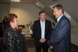Kultūros ministras Š. Birutis, Kėdainių rajono meras S. Grinkevičius bei M. Daukšos viešosios bibliotekos direktorė B. Ruzgienė diskutavo apie bibliotekų aktualijas.