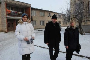 Melioratorių gatvės bendrabutį aplankė J. Blinstrubaitė, A. Kleiva ir E. Dumčienė. Jie domėjosi gyventojų saugumu.