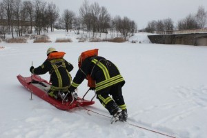Ugniagesiai gelbėtojai treniravosi, kaip gelbėti lede įlūžusį žmogų. 