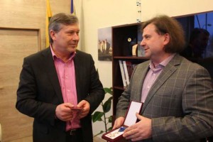 Rajono meras S. Grinkevičius pasveikino istoriką R. Žirgulį gavus garbingą apdovanojimą. 