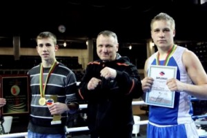 Bronislovas Šimokaitis džiaugiasi auklėtinių Mindaugo (kairėje) ir Pauliaus sėkme.