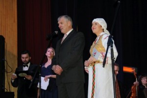 Scenoje josvainiškius sveikina seniūnas A. Sirvidas bei Josvainių bendruomenės centro pirmininkė D. Raudeliūnienė. 