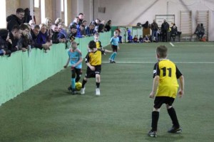 Mažuosius futbolininkus audringai palaikė žaidėjų tėveliai.
