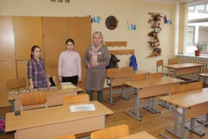 Mokyklos pasiilgusioms trečiokėms Danguolė Tumėnienė ketvirtadienį pasiūlė pažaisti lavinančius žaidimus. 