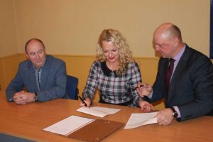 Partnerystės sutartį pasirašė rajono mero pavaduotoja O. Urbonienė ir bendrovės „Daumantai LT“ direktorius R. Neimontas (dešinėje). 