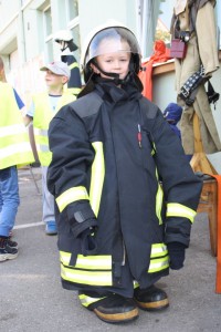 Vaikams įdomiausia pasimatuoti gaisrininkų uniformas, pasėdėti gaisrinės automobiliuose. 