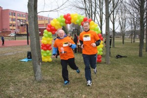 Į tradicinį bėgimą už sveiką ir blaivią Lietuvą kvietė Liberalų sąjūdžio Kėdainių skyriaus nariai S. Sinickis (kairėje) ir V. Avižius. 