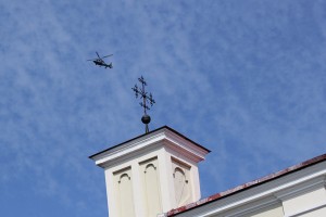 Penktadienį kariškių sraigtasparnis su aplinkosaugininkais ne kartą suko ratus virš miesto.