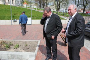 Kas nutiko fontanui, suskubo aiškintis miesto seniūno pavaduotojas A. Krivičius (kairėje) ir savivaldybės administracijos direktoriaus pavaduotojas V. Čerenkovas.