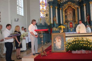 Rajono meras S. Grinkevičius dėkojo kunigui už supratingumą. 