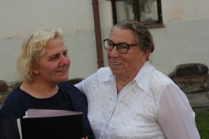 Renginio organizatorė E. Kisielienė (kairėje) džiaugėsi, kad į poezijos šventę atvykqo kūrėja Anelė Tamaševičienė. 