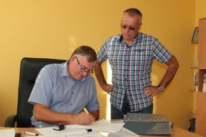 Artėjant rugsėjo pirmajai rajono Švietimo ir kultūros skyriaus vedėjui Juliui Lukoševičiui (kairėje) teko ne kartą bendrauti su ugdymo įstaigų vadovais ir aptarti mokymo aktualijas. 