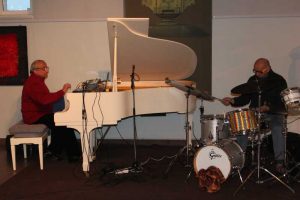 Užburiančias džiazo improvizacijas po Daugiakultūrio centro skliautais atliko V. Ganelinas ir A. Gotesmanas. 