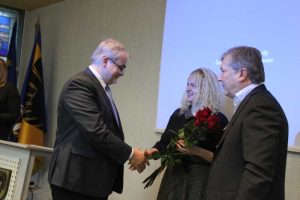 Darių Kaminską(kairėje), laimėjus Seimo rinkimus, pasveikino rajono meras Saulius Grinkevičius ir vicemerė Olga Urbonienė. 