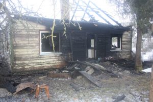Įtariama, kad medinis namas buvo padegtas. Gaisras kilo paryčiais. 