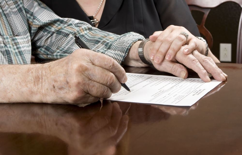 pagyvenes-zmogus-pasiraso-sutarti-51f144bc0bc5f