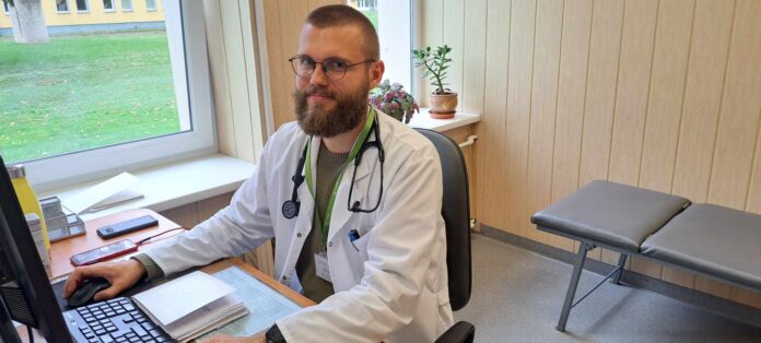 Tadas2 VšĮ Kėdainių PSPC šeimos gydytojas Tadas Saulėnas pataria kaip apsisaugoti nuo ŪKTI bei kovido. (A. Raicevičienės nuotr.)