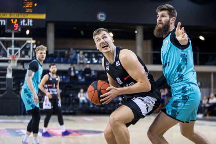 Su kamuoliu - Vitalijus Kozys, dešinėje - Regimantas Miniotas. (LKL nuotr. / fotografas R. Lukoševičius)