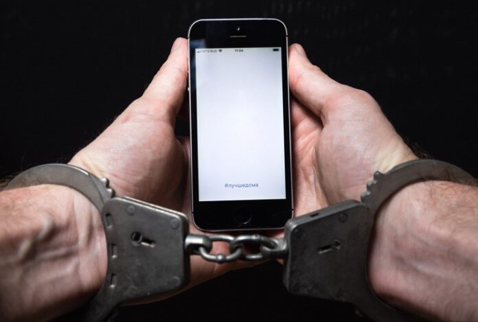 540873_Klipart_Surgut_arest_nakazanie_ruki_s_telefonom_ruki_v_naruchnikah_prestuplenie_moshennichestvo_luchshe_doma_samoizolyatsiya_narushenie_huliganstvo_telefonnoe_propusk_tsifrovoy_760x0_5516.4017.0.0