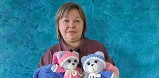Truskavietė Jolanta Sakalauskienė su pačios nertais žaislais.