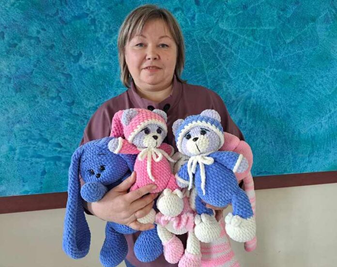 Truskavietė Jolanta Sakalauskienė su pačios nertais žaislais.