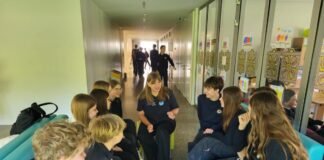 Jaunimo darbuotoja Sigita VIevesienė su Kėdainių ,,Ryto" progimnazijos moksleiviais.