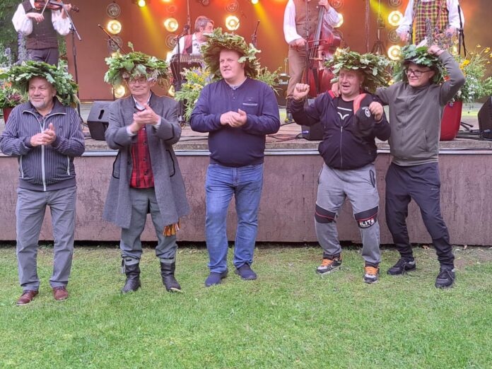 Petrinių šventėje Truskavoje vainikuoti Petrai.