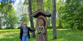 Etnografė Regina Lukminienė prie skulptūros Šventybrasčio Barborai
