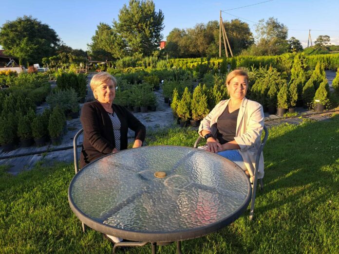 Violeta Lukoševičienė (iš kairės) ir Sandra Štuikienė prie savo rankomis puoselėjamo medelyno