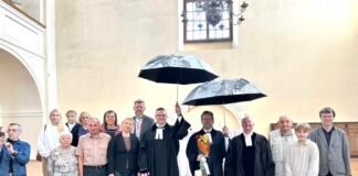 Kėdainių evangelikų reformatų parapijos administratorius kun. Dainius Jaudegis su Kėdainių parapijiečiais.