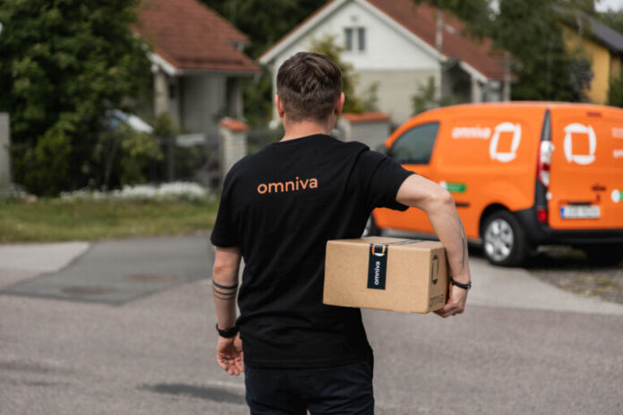 Omniva_kurjeris-768x512