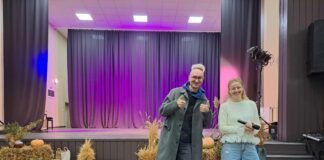 Susitikimo metu rašytojas Tomas Dirgėla ir Labūnavos skyriaus Kėdainių KC organizatorė ir koordinatorė Neringa Varkalienė.