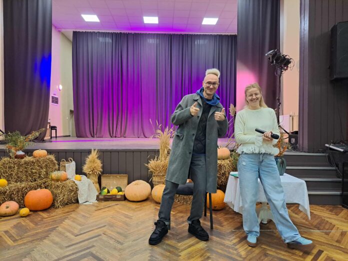 Susitikimo metu rašytojas Tomas Dirgėla ir Labūnavos skyriaus Kėdainių KC organizatorė ir koordinatorė Neringa Varkalienė.