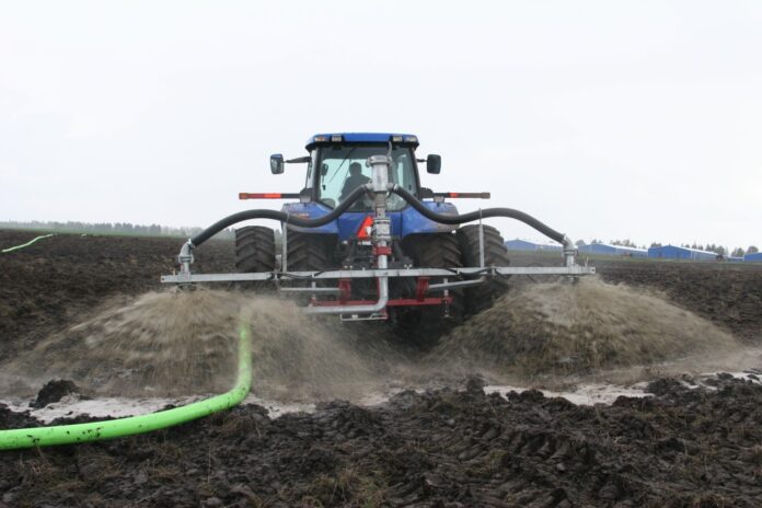 vneseniya-zhidkogo-navoza-na-polya