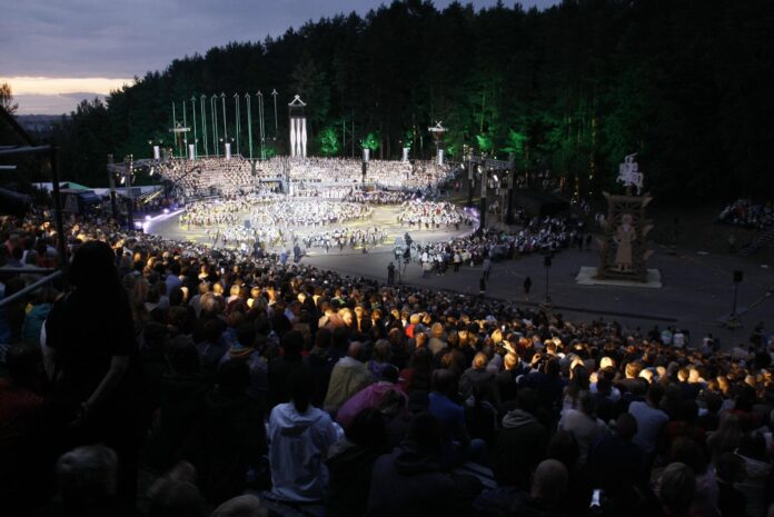 ELTA825649 Vilnius, 2016 m. liepos 10 d. (ELTA). Vilniuje baigėsi Lietuvos moksleivių dainų šventės renginiai. Šeštadienį Kalnų parke vyko pats margiausias, judriausias ir paskutinysis šios dainų šventės renginys - Ansamblių vakaras