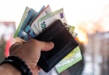 Minimali mėnesinė alga kitąmet didės 92 eurais ir sieks 1245 eurus „ant popieriaus“