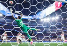 Svajonių darbas: du JAV futbolo sirgaliai už rungtynių stebėjimą gauna atlyginimą