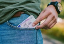 Vairuotojai apie negaliojantį vairuotojo pažymėjimą papildomai bus informuojami SMS žinute ir el. paštu.