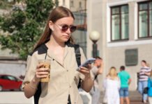 Kad nenukentėtų atostogų prisiminimai: atskleidė didžiausius telefono baterijos energijos vagis